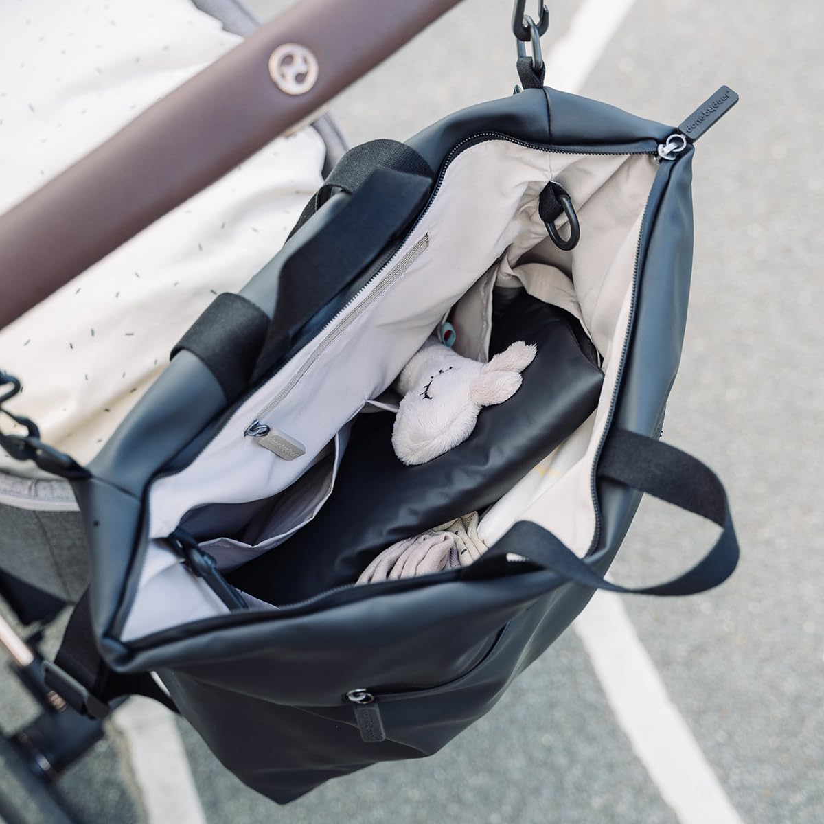 Done by Deer Wickelrucksack - Faltbare Wickelauflage und zwei Kinderwagenhaken inklusive - Wickeltasche aus 100% recyceltes Polyester mit PU-Beschichtung