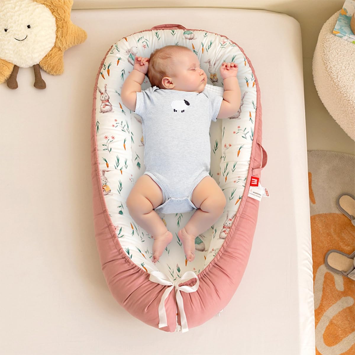SONARIN Portatile Riduttore Lettino Neonato,88 x 53 cm Baby Nest Nido Neonati Riduttore Culla da Viaggio per Bambini, con100% Cotone Copertura Reversibile Lavabile(Coniglietto Carote)