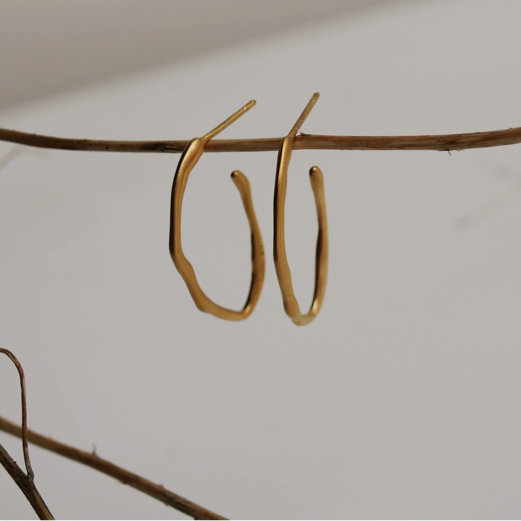 GOLDENE OHRRINGE CLARA | Entworfen von Joidart | Clara-Sammlung | 24K vergoldetes Metall | mattes Finish