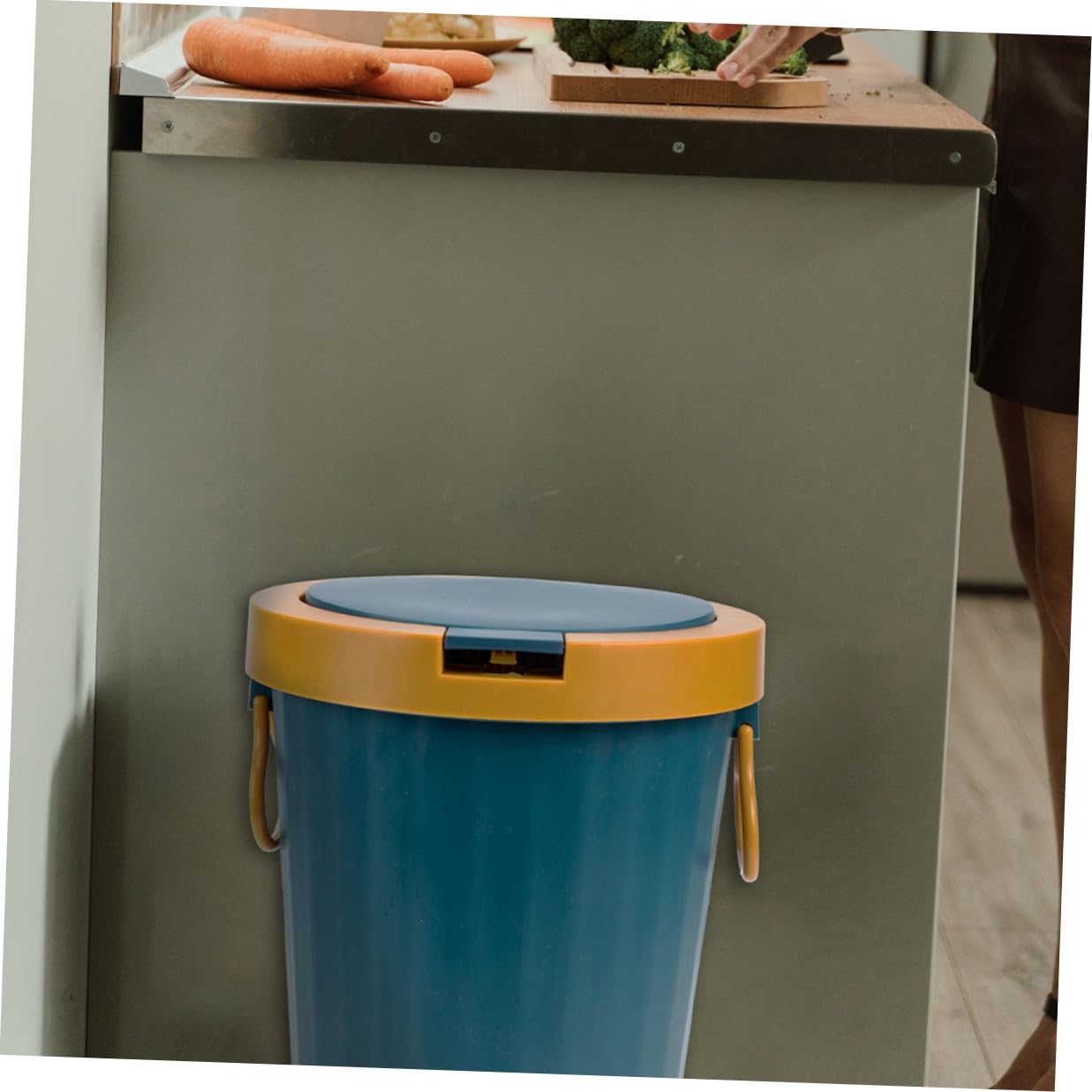 Healifty Blue Large Plastic Trash Can with Lid, Kitchen Wastebasket and Bathroom Garbage Bucket for Home, Office, Bedroom Storage and Organization