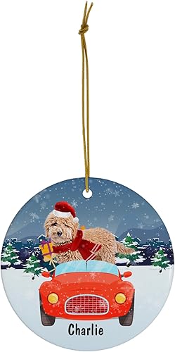 Miniatura 2 de Diseño de coche rojo de invierno con mini Goldendoodle Puppy personalizado nombre adornos de Navidad 2023 círculo cerámica cachorro dueño regalos