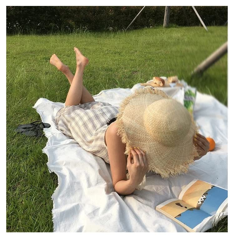 Chapeau de paille de raphia protégeant du soleil d'été avec large bord