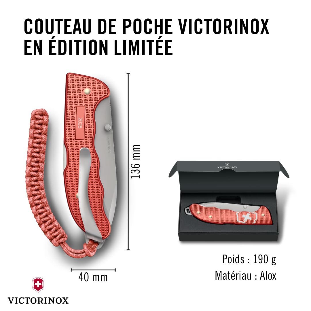 Victorinox Couteau de Poche Evoke Alox Limited Edition 2025, 5 Fonctions, Grand Couteau Pliant, Attache en Paracorde, y c. Boîte Cadeau, Rouge Pierre