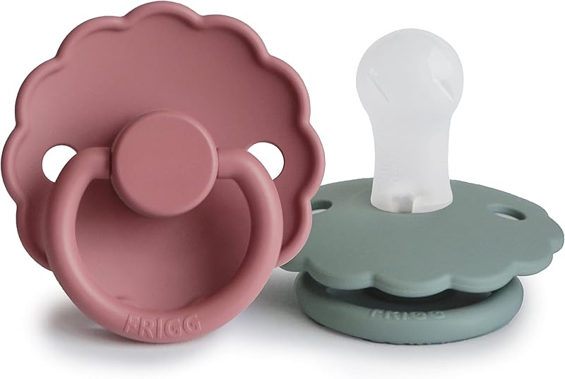 FRIGG Daisy Lot de 2 sucettes | Sucette en silicone | Sans BPA | Fabriqué au Danemark | Tétine Cerise Symétrique | (Dusty Rose/Lily pad, Taille 1 (0-6 Mois))