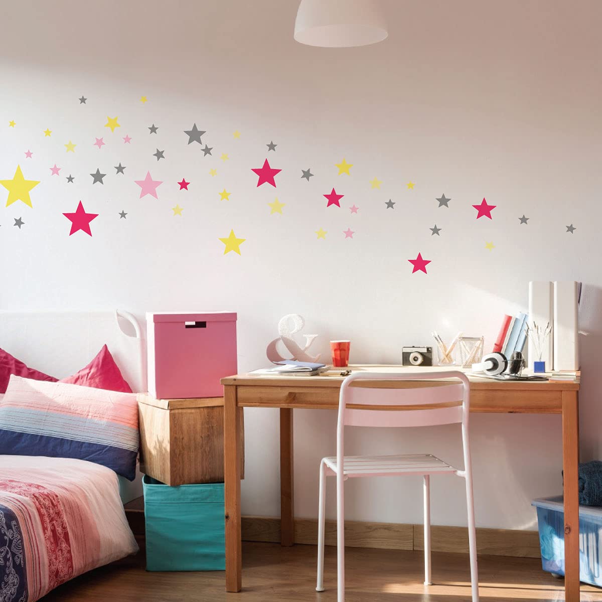Sticker mural chambre enfant pour créer un ciel étoilé rose et jaune