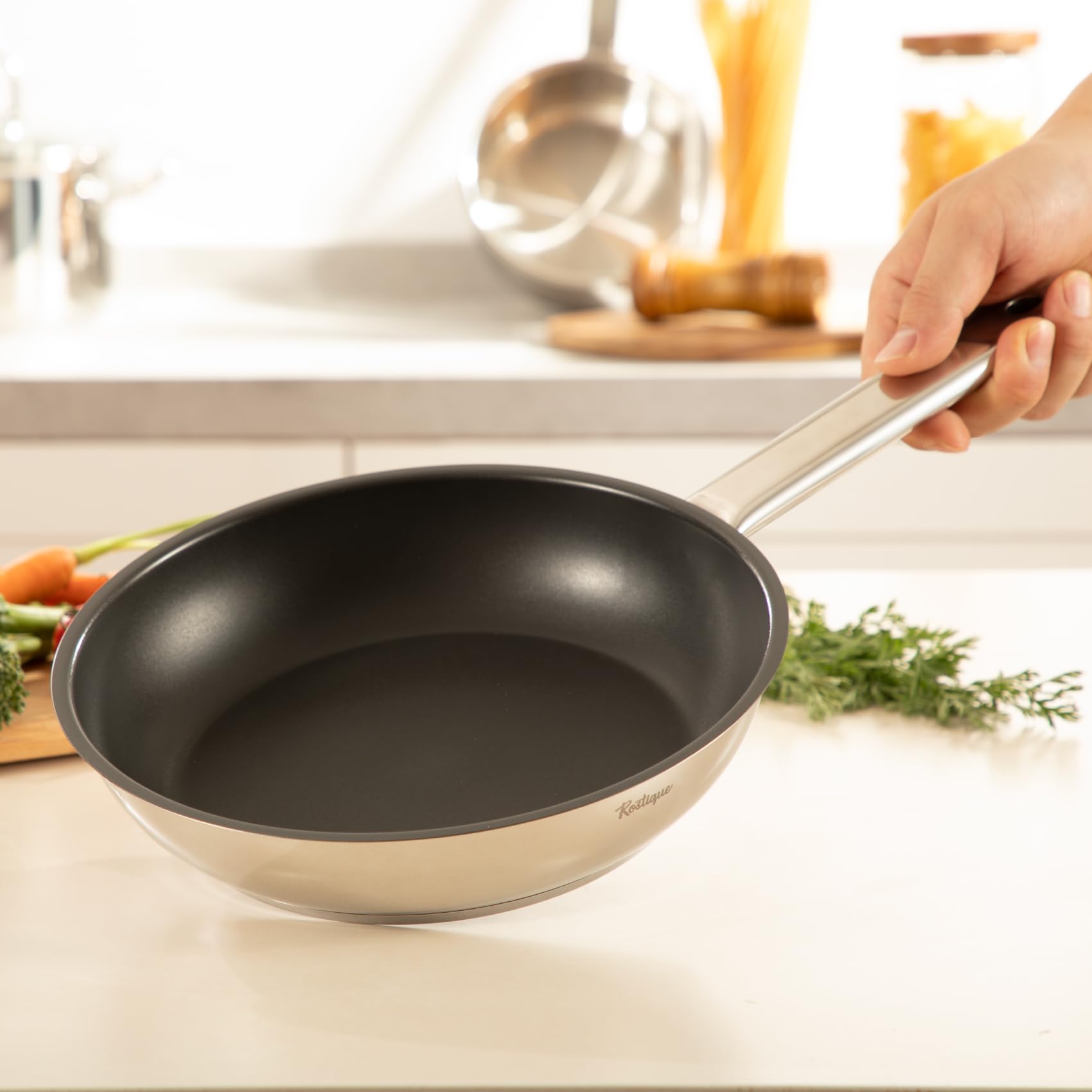 Patelnie ze stali nierdzewnej 24 cm i 28 cm z powłoką zapobiegającą przywieraniu, nadają się do wszystkich rodzajów kuchenek, w tym gazowych i indukcyjnych