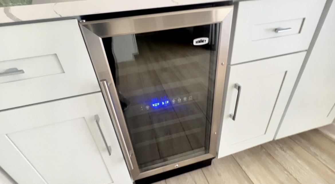 Review Summit Appliance 18" Wide Built-In Wine Cellar