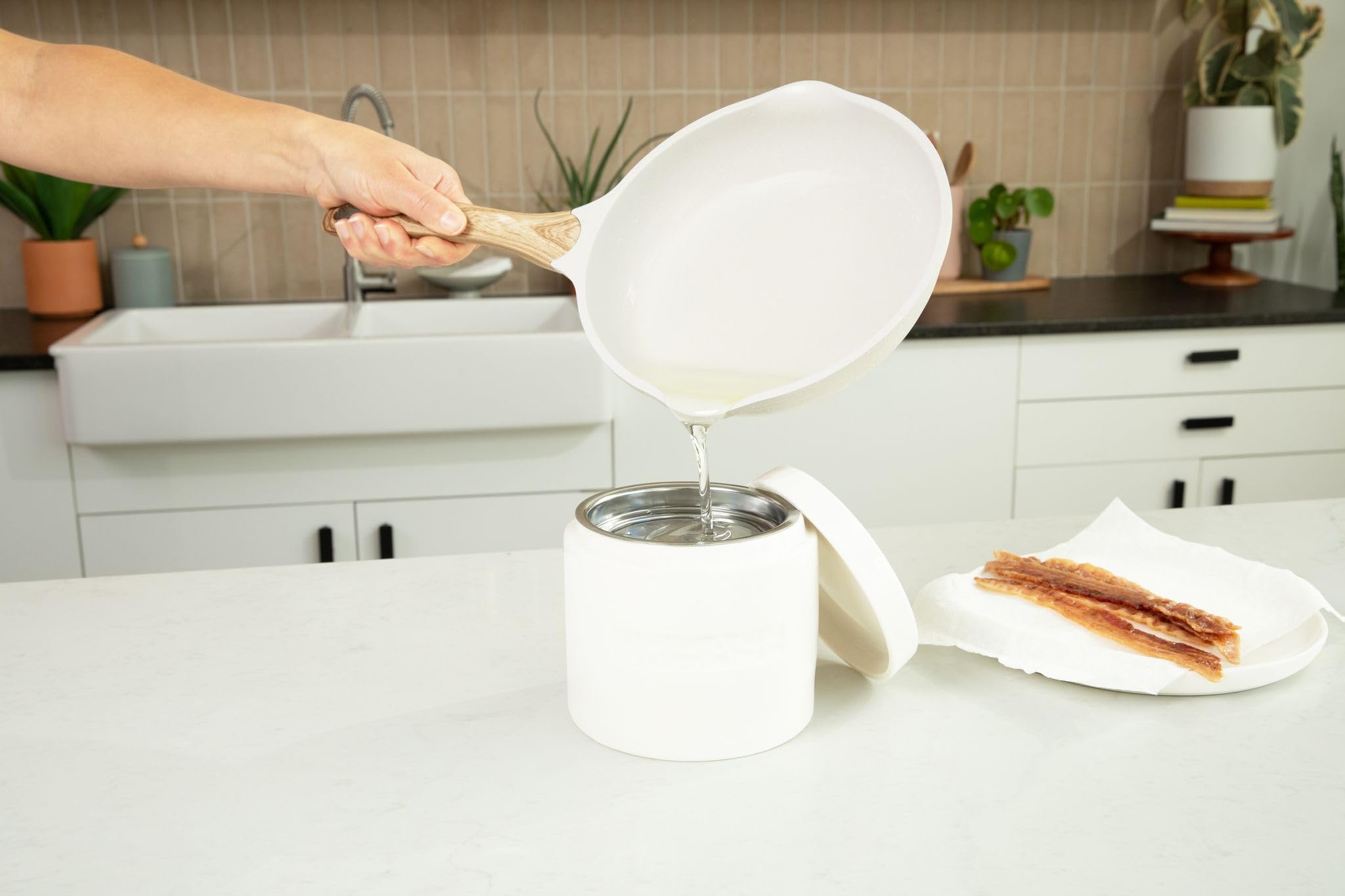 Bacon Graisse Huile Conteneur De Stockage Peut Keeper Winoxydable Passoire Pour Bec Verseur En Céramique En Porcelaine En Grès Séparateur De Graisse Filtre 6 Tasses Contenance 5 En Large Par 4.5 En