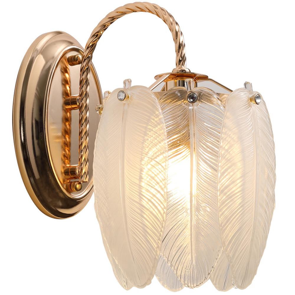 Aplique de pared para mesita de noche en dormitorio moderno con plumas doradas decorativas