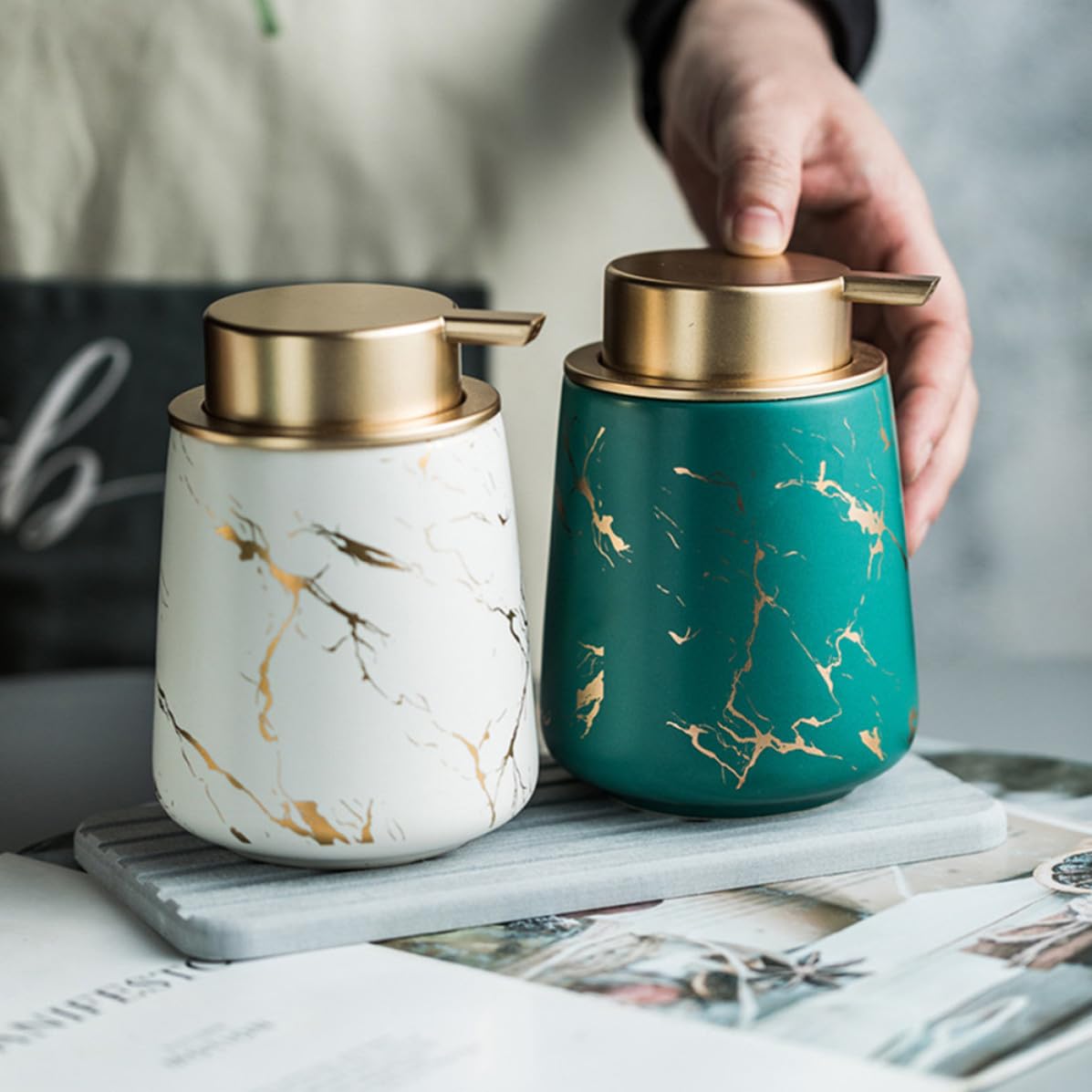 Set Accessori Bagno Ceramica Bianco Due Tazze, Flacone e Vassoio | Organizer Multiuso, Stile Semplice Classico, per Lavaggio e Igiene Quotidiana