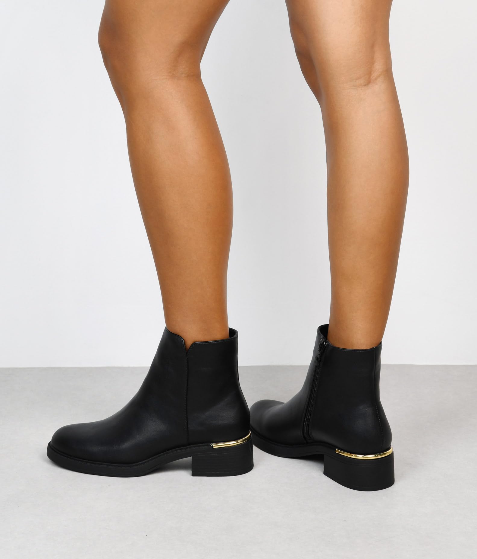 BOSANOVA Botines de caña Baja para Mujer en Piel Vegana con Suela Plana y Ligero tacón con Detalle metálico. Cierre con Cremallera Interior. Calzado para Mujer