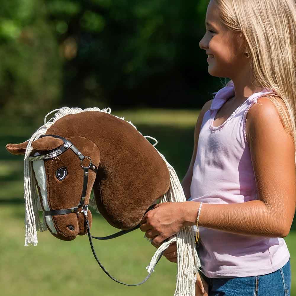 Hobby Horse A3 Sunny Dream - Caballo Alezan Oscuro con crins lavados - Red completa con frontal brillante - Flot Satén Blanco y Marrón Oferta - Juguete ecuestre para niños y adolescentes