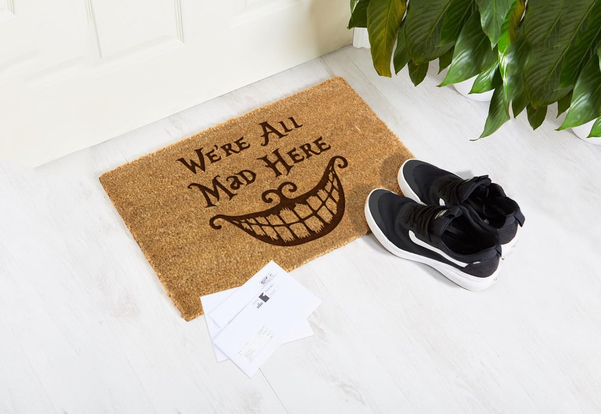 Happenings Paillasson en fibre de coco naturelle avec texte amusant – Tapis d'entrée antidérapant parfait pour une pendaison de crémaillère ou un cadeau de nouvelle maison (60 x 90 cm, We're All Mad