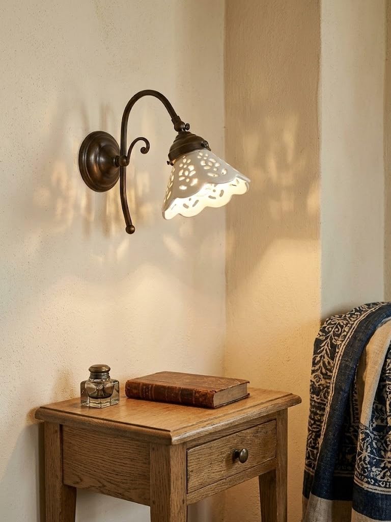 Applique Lampada da parete in ottone con ceramica traforata Bianca