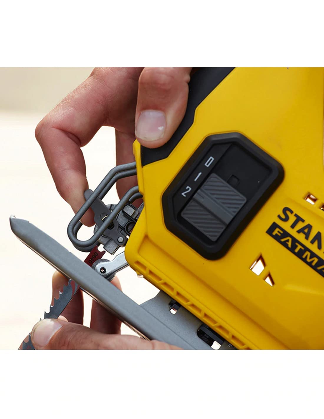 Sierra de Calar STANLEY FatMax SFMCS600D1T (1 Batería de 2,0 Ah + Cargador + TSTAK VI)