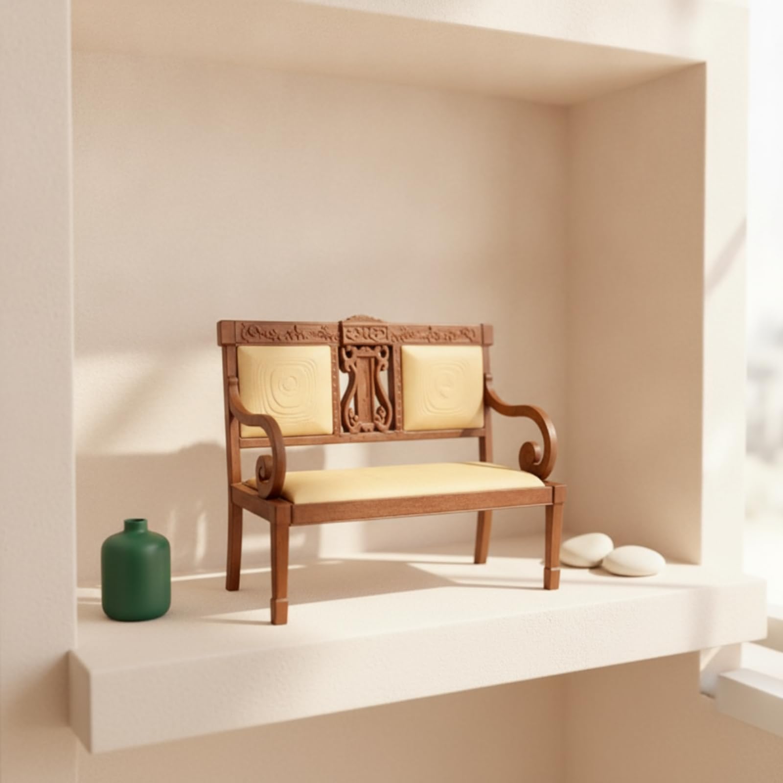 Sedia in Ridotta con Schienale Decorativo E Braccioli Arrotondati con Rivestimento in Tessuto Crema per Composizioni in Miniatura E Scaffale da Collezione