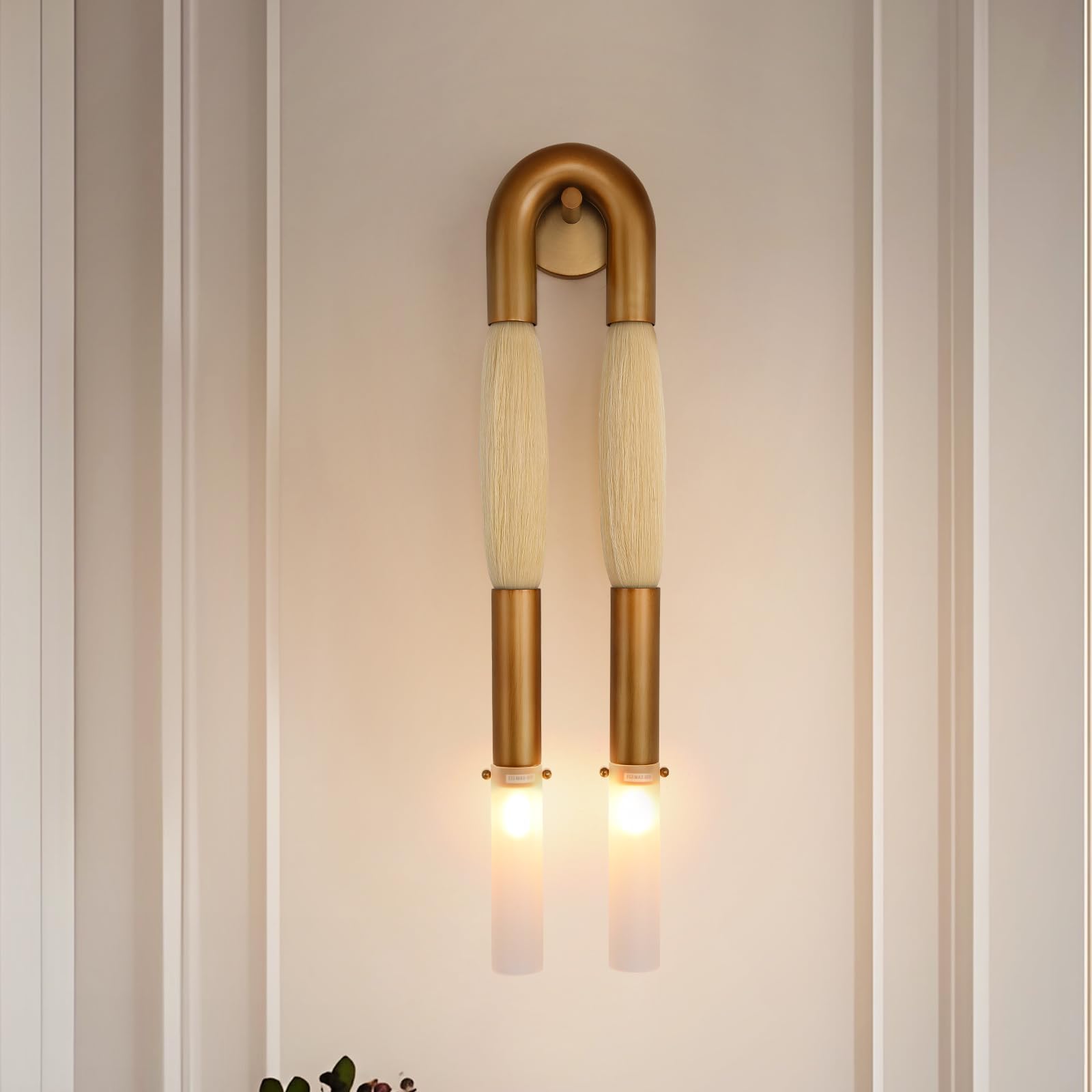 Applique da parete in ottone stile Mid-Century Modern da 76 cm (30 pollici), con vetro satinato e rivestimento in crine di cavallo bianco sporco, ideale per corridoio, camera da letto e soggiorno.