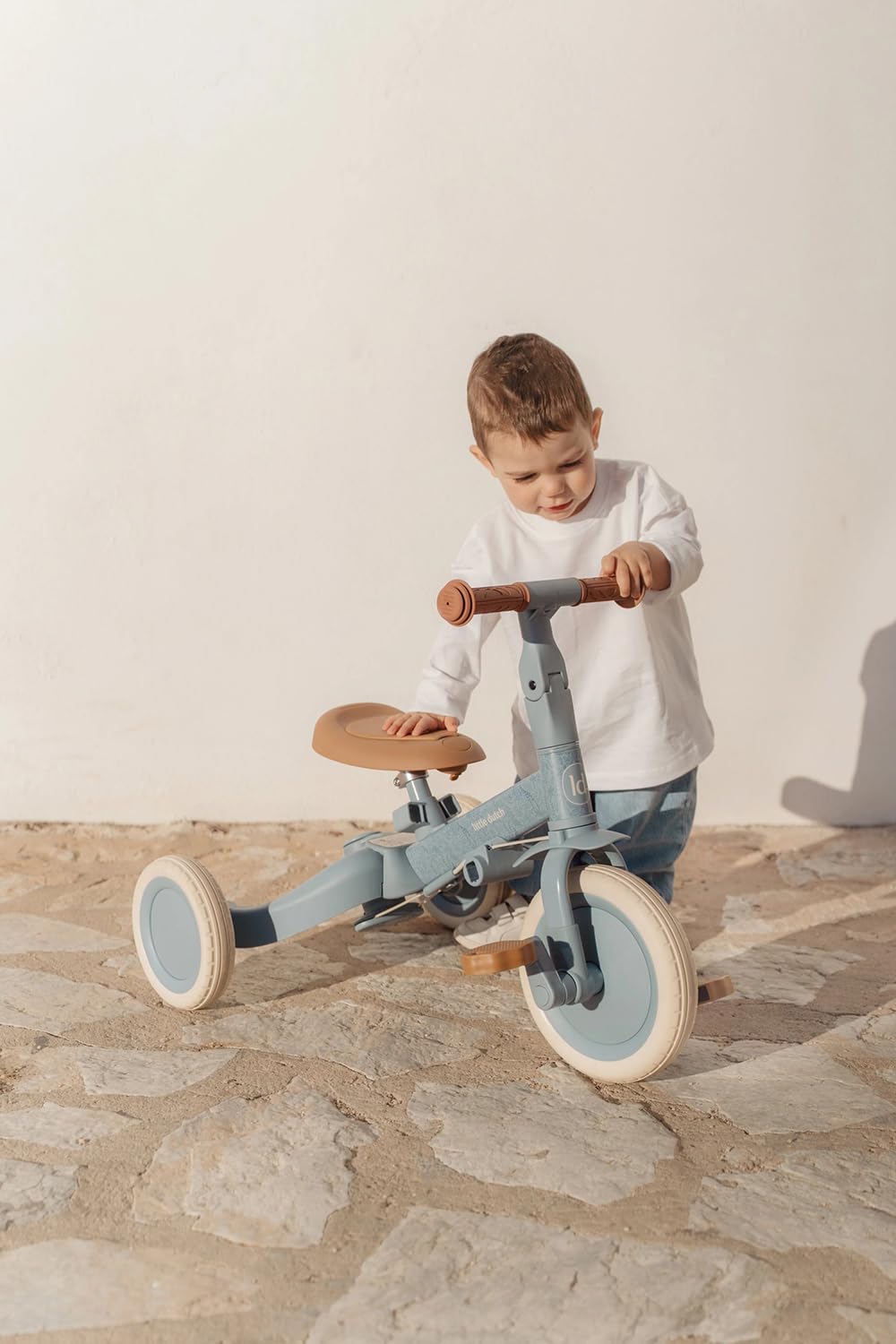 Little Dutch Triciclo 4 en 1, incluye barra de empuje, pedales, cinturón de seguridad y anillo, triciclo infantil, para niños y niñas a partir de 1-3 años, color azul