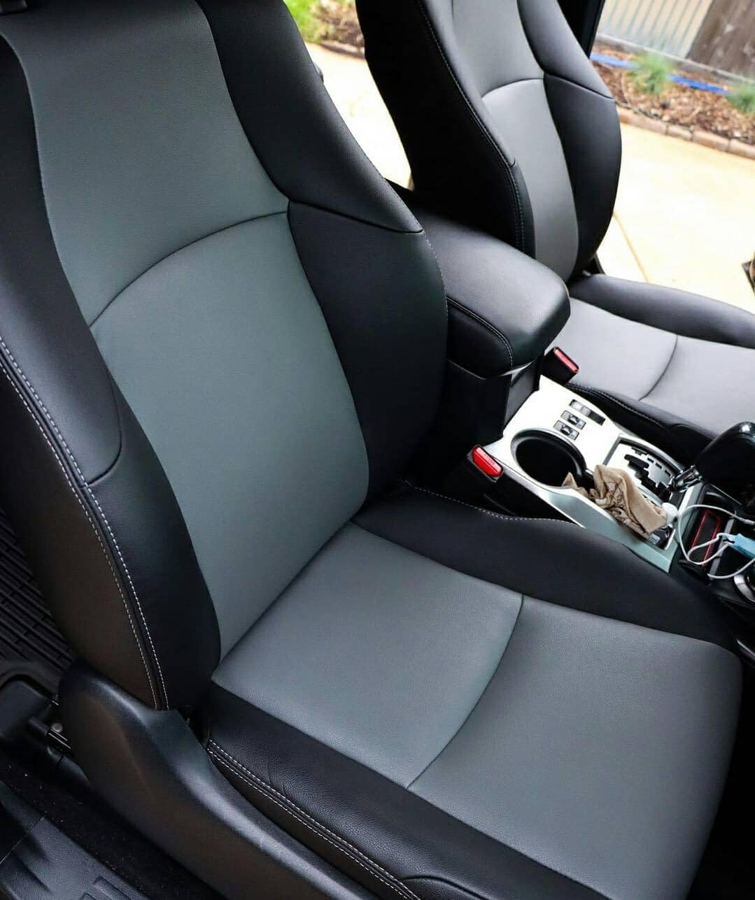 CARPRO CQUARTZ Leather 2.0 - Kit - Hydrophobic & Oil Phobic, Safe on All Car Leather, Resistance to UV, Denim Dye Coloring, Abrasion and Stains (30ml Kit)