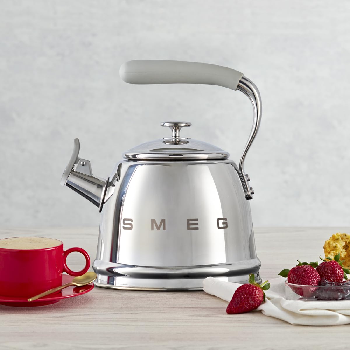 SMEG Stovetop Whistling Kettle – 50s Retro Style, 2.3 Liter (10 Cup / 2.4 Quart) Stainless Steel Tea Kettle with Iconic Design & Whistle – Premium Kitchen Statement Piece (Silver)