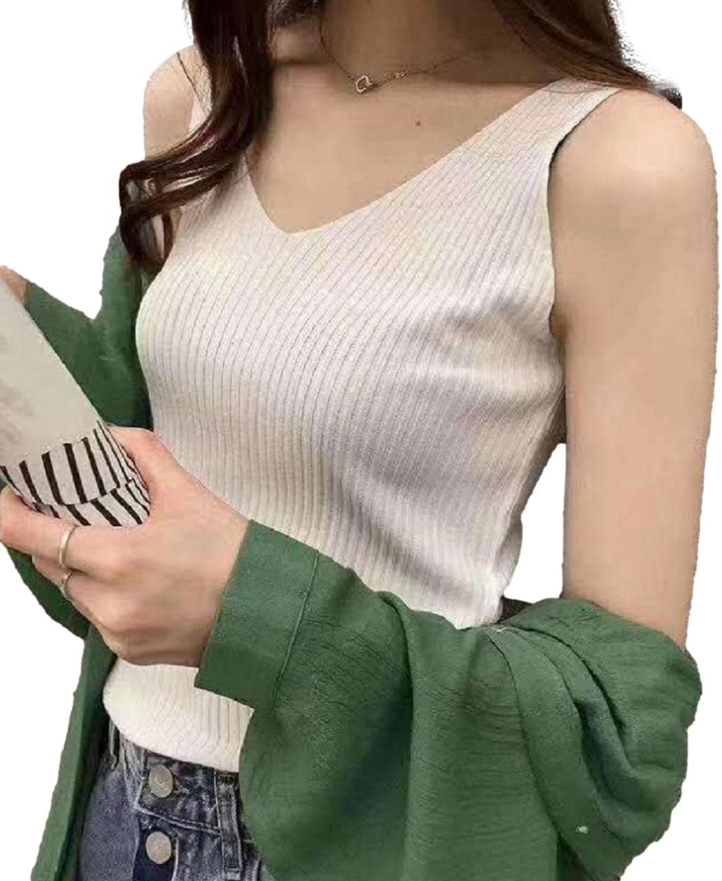 大人の魅力を引き出すVネックリブニットタンクトップ