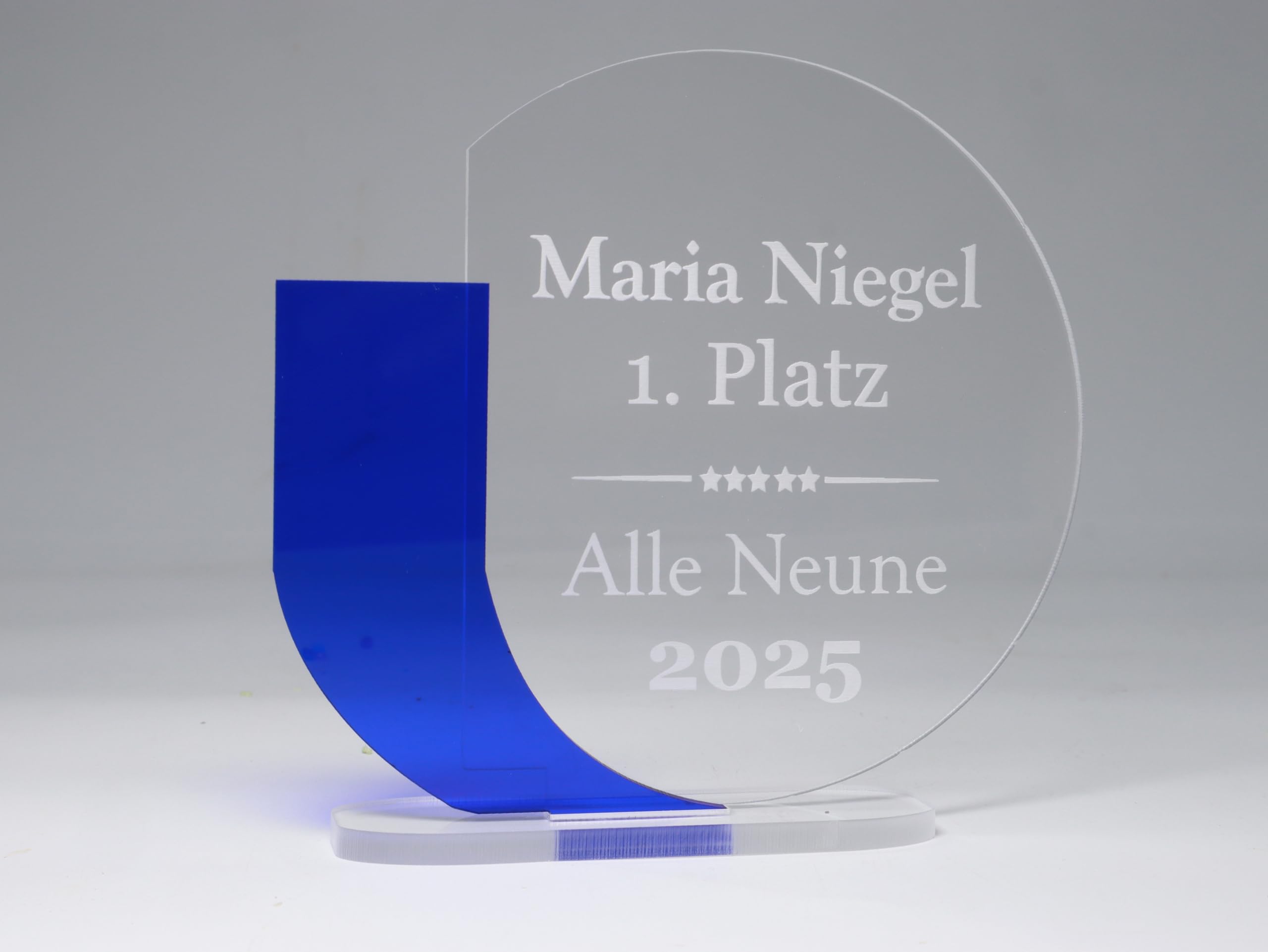 Elegante Trophäe aus Acrylglas – Individuelle Gravur – Moderne Auszeichnung & Award