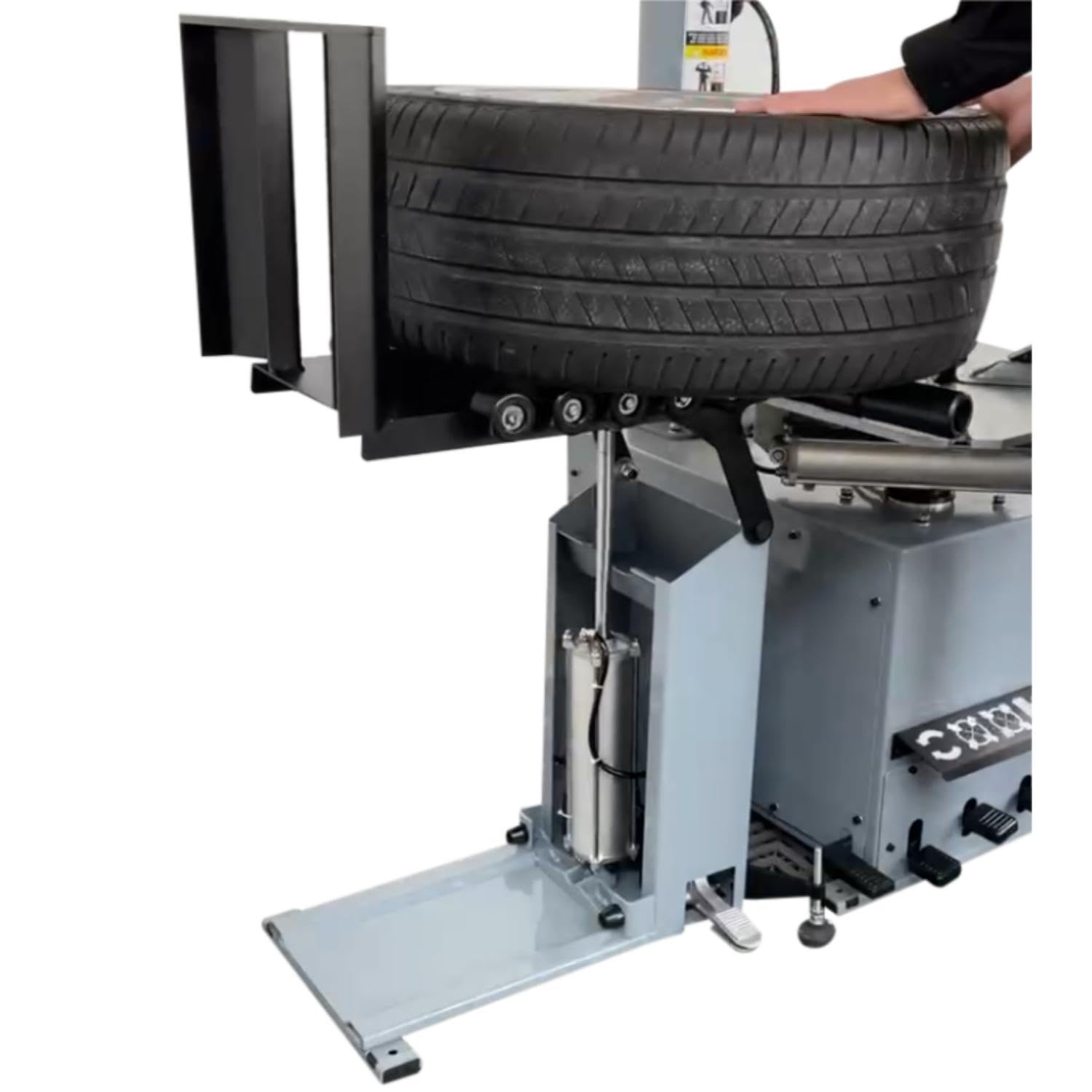 Sollevatore per Pneumatici per Macchine smontagomme, Dispositivo di Sollevamento Pneumatico per Ruote per cambiagomme, Modello Universale | Solleva gruppi ruota verso il piano dello smontagomme; alimentazione pneumatica da 8 a 10 bar.