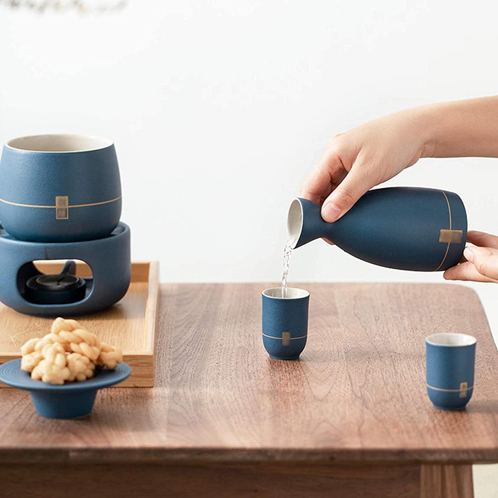 Juego de Sake conciso con Calentador, Kit de Bebida de Saki Caliente de cerámica Japonesa Tradicional de Porcelana, Incluye 1 Estufa 1 tazón de Calentamiento 1 Botella de Sake 4 Tazas y