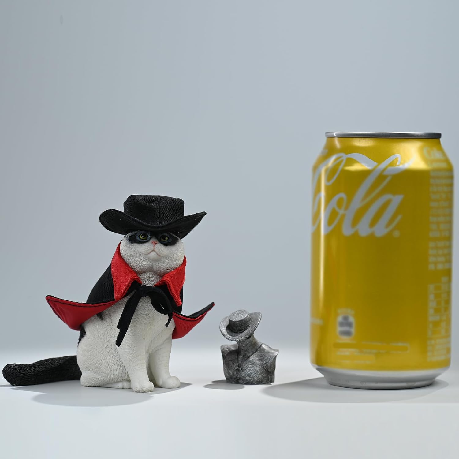 JXK Cat Statue Mask of Zorro Cat Figurine for Desktop Decor Durable Polyresin with Intricate Details Gifts for Mom Women Cat Lovers