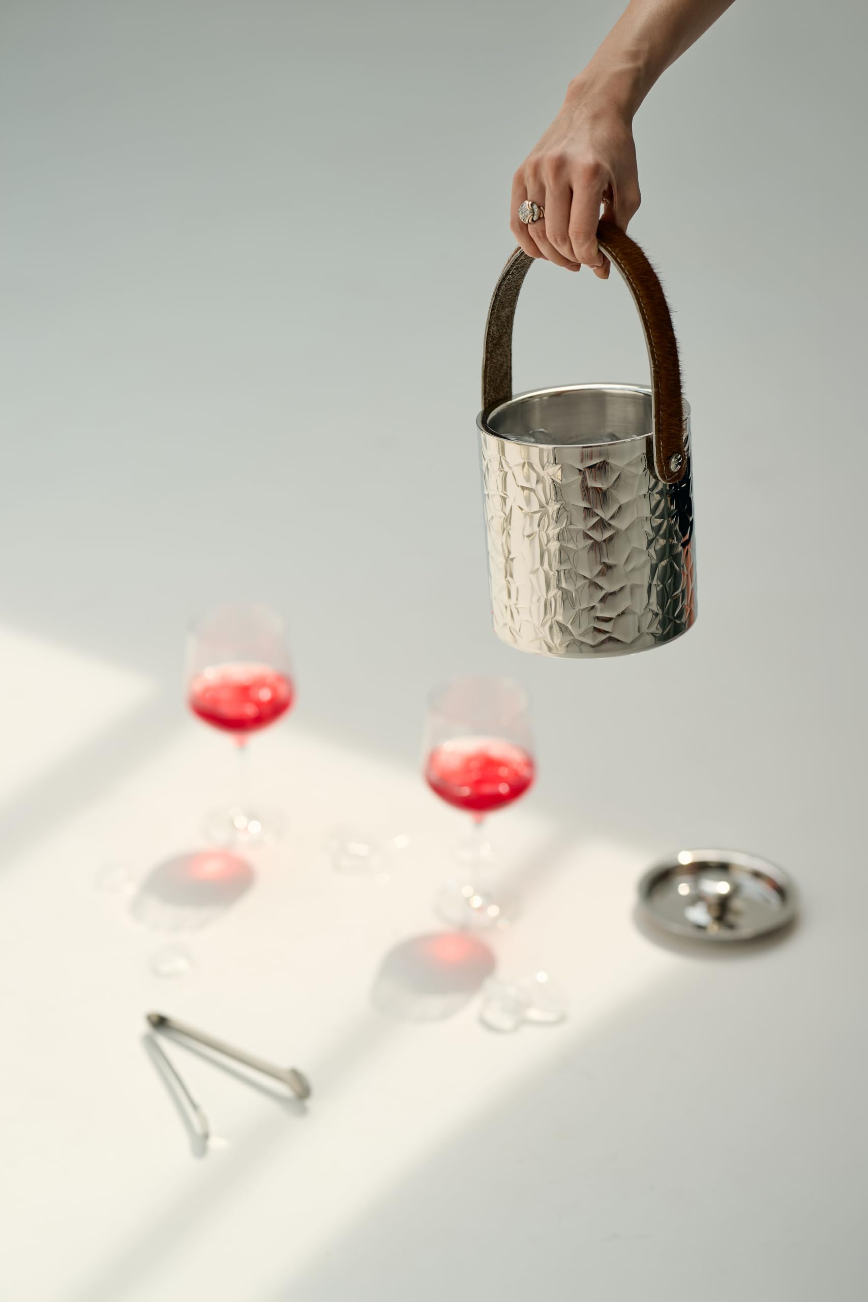 EDZARD Cubitera de hielo Capri (H 17 cm, Ø 15 cm), acero inoxidable pulido espejo, de doble pared, martillada, con tapa, con pinza para hielo y filtro – cubitera para cubitos, recipiente para bebidas