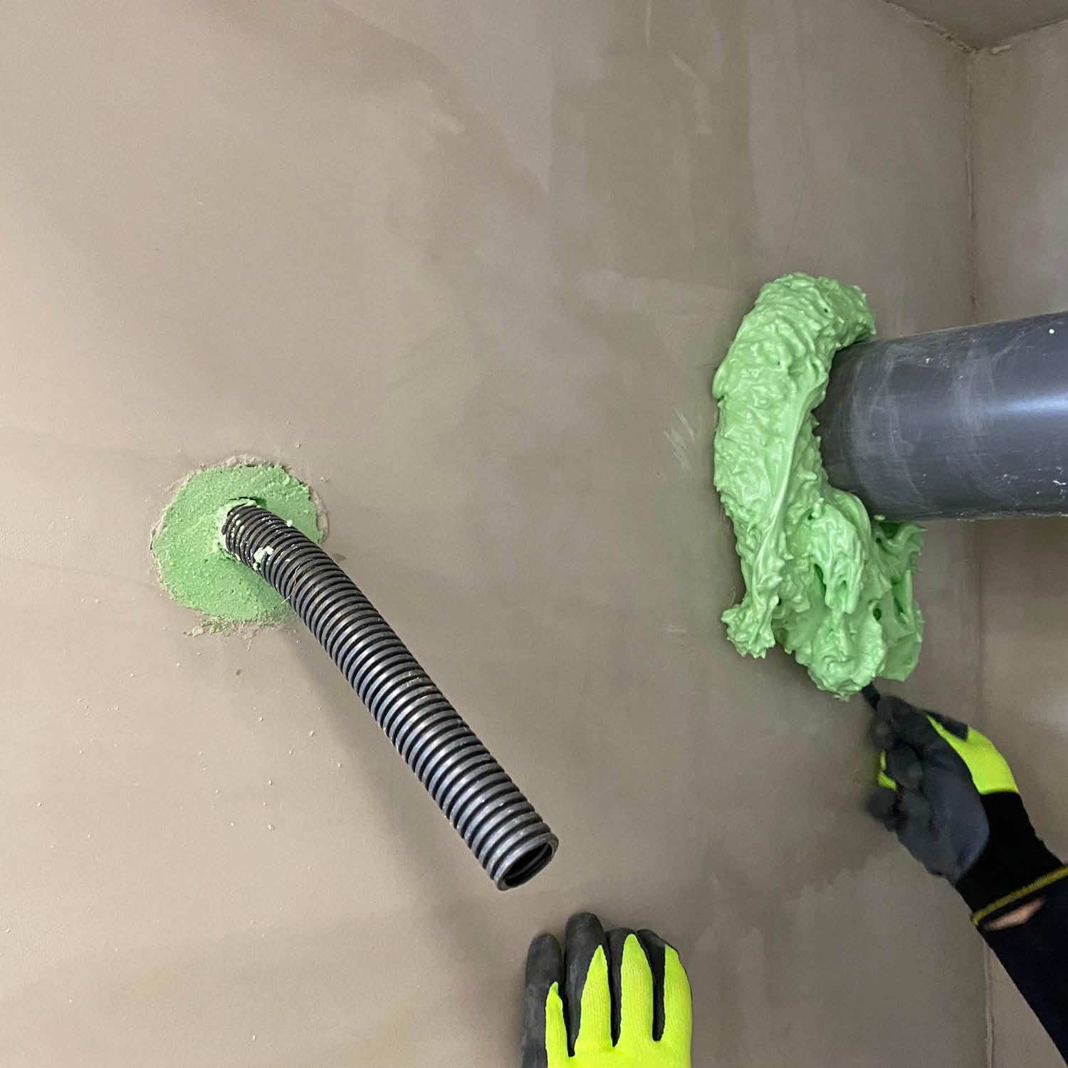 SIKA - Espuma de poliuretano de dos componentes - Sika Boom 405 Water Stop, Verde - Espuma expansiva autoexpandible y de secado rápido para sellar aberturas en paredes para tuberías y conductos -320ml