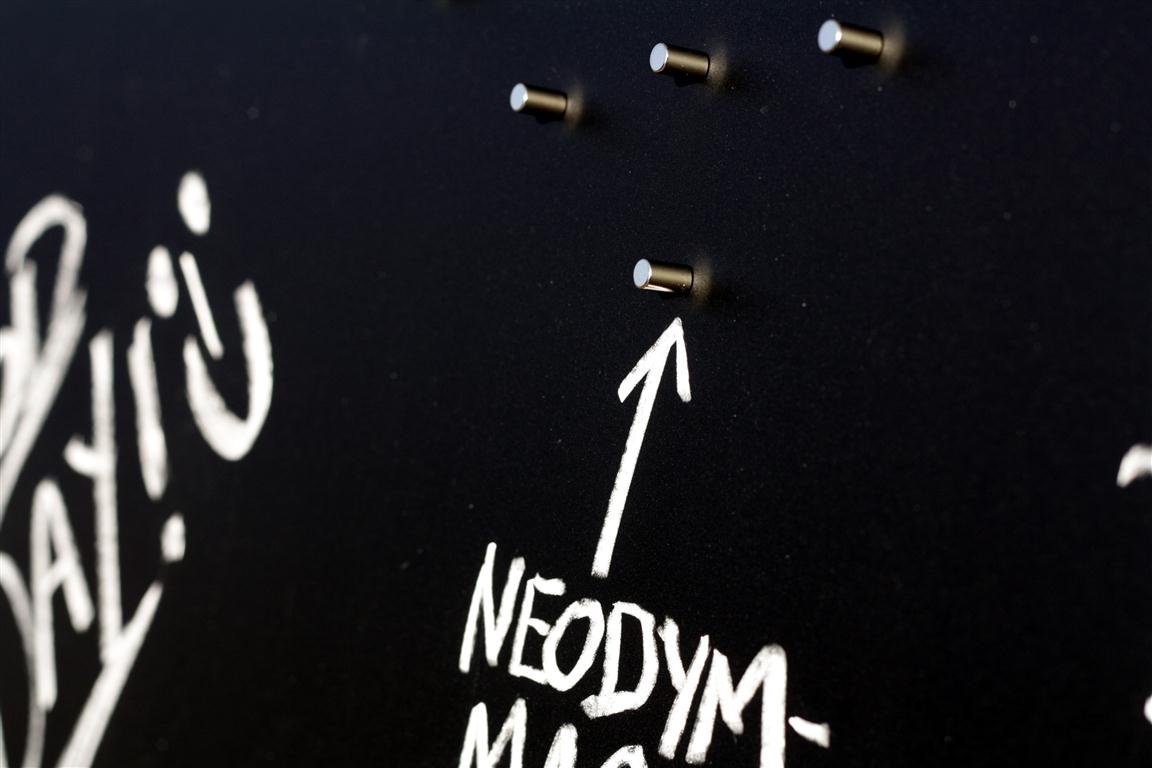 Große Pinnwand/Pinwand/Magnet-Tafel in 110 x 30 cm, mit 1x Kreide und 20 Stift - Magneten: Magnetpinnwand mit Tafelkreide-Oberfläche