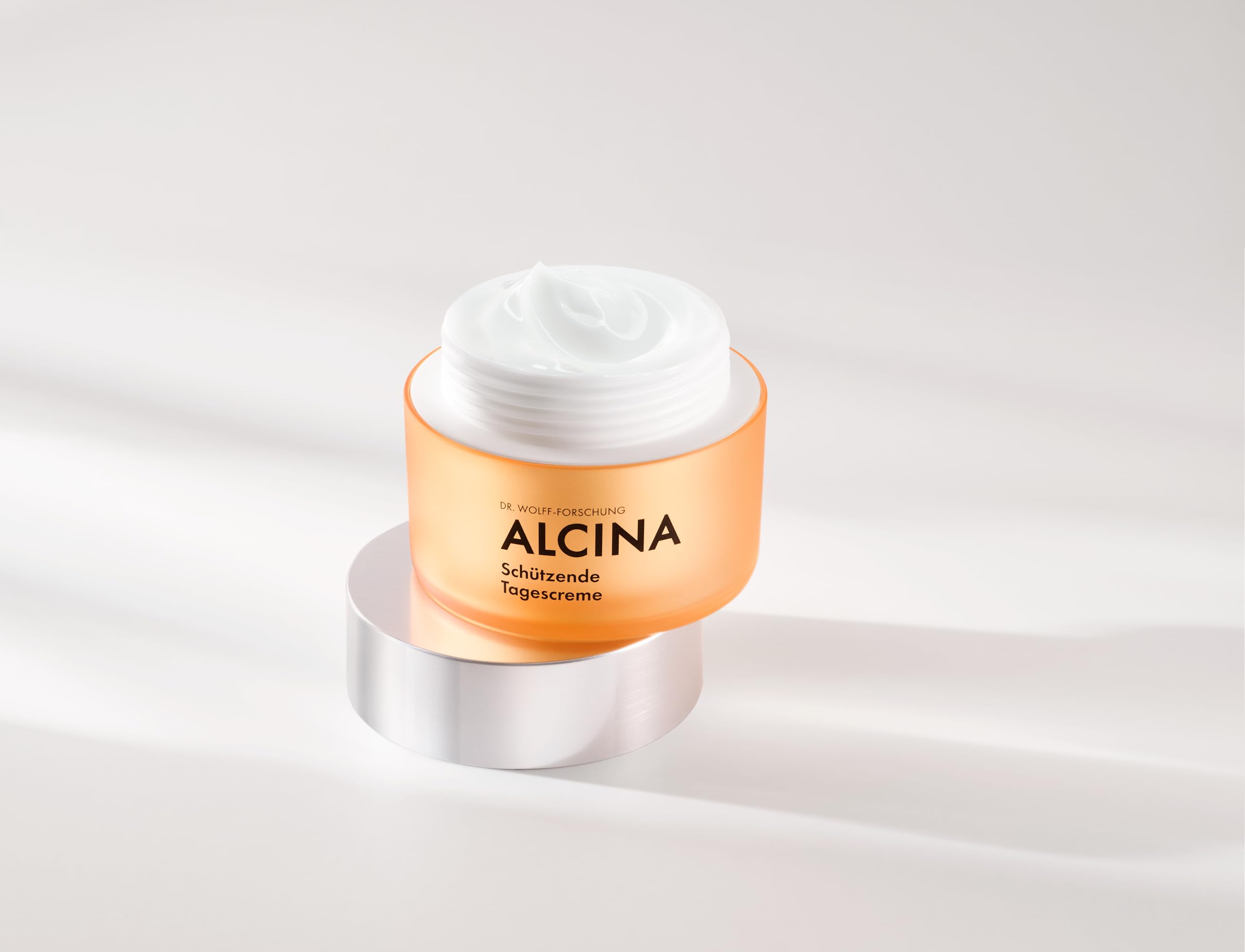 ALCINA Ochronny krem na dzień LSF 30-1 x 50 ml – chroni przed plamami pigmentowymi spowodowanymi słońcem i intensywnie nawilża skórę – z kwasem hialuronowym i masłem shea