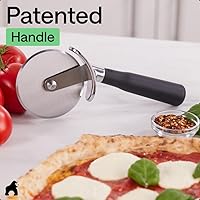 Vista 8 de Cortador de Pizza GORILLA GRIP, rueda grande sin BPA, 9 pulgadas, hoja de acero inoxidable afilada, mango resistente al deslizamiento con protección