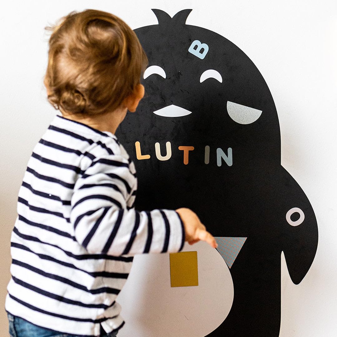 FERFLEX - Lavagna magnetica per bambini - Pinguino - decorazione da parete con banda magnetica riposizionabile - venduta con un set di forme geometriche - 60x81cm