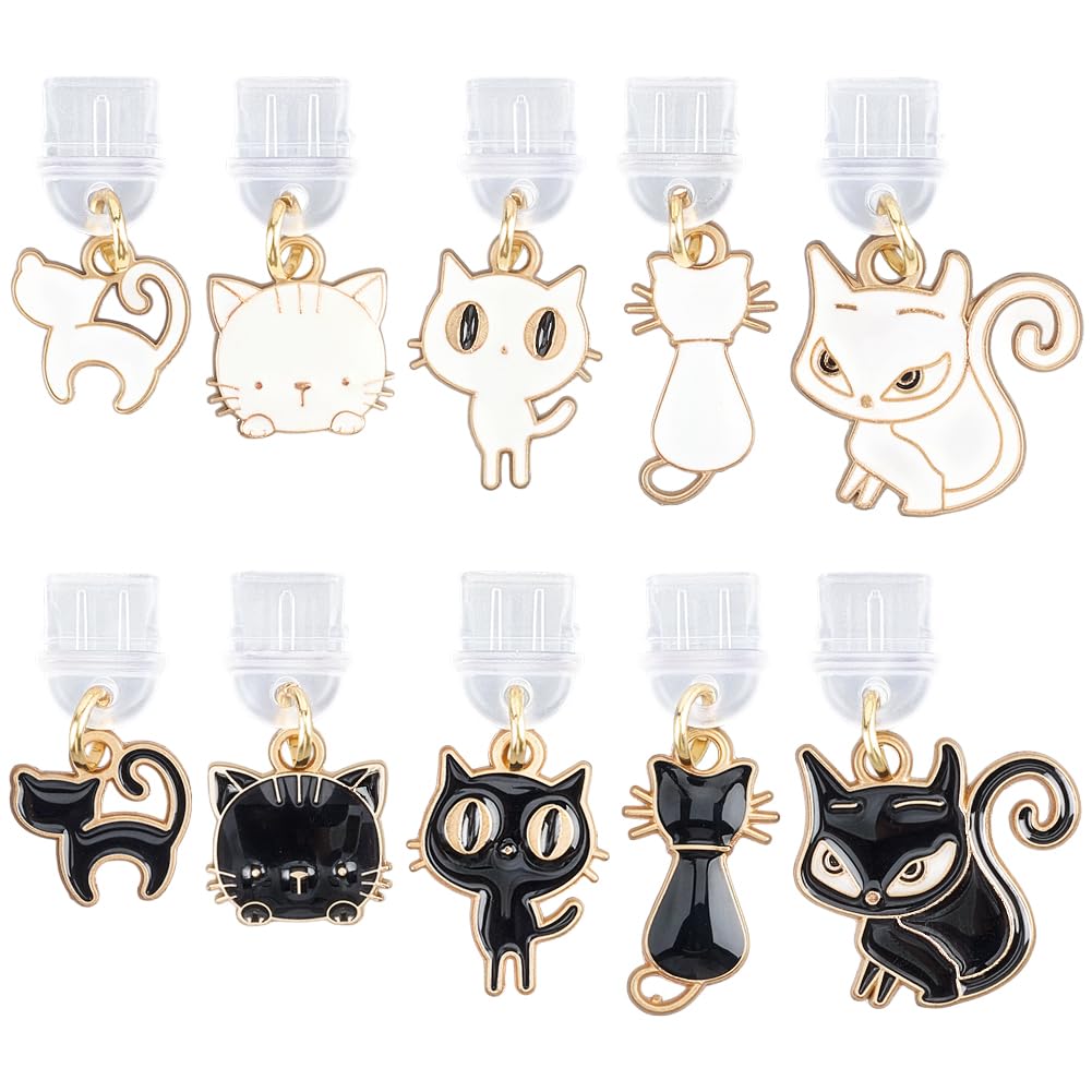 SUNNYCLUE 1 boîte de 10 Styles de Breloques Anti Poussière pour Téléphone de Type C en Métal Noir et Blanc Motif Chat Mignon Protection Anti Poussière pour Téléphone Portable pour Écouteurs Nettoyeur