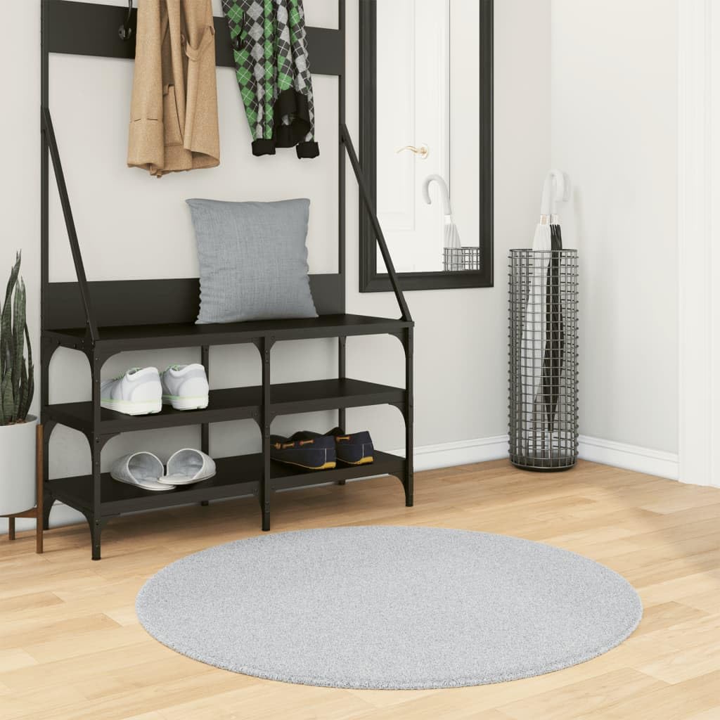 Tapis à poils courts gris pour créer un coin lecture chaleureux au salon