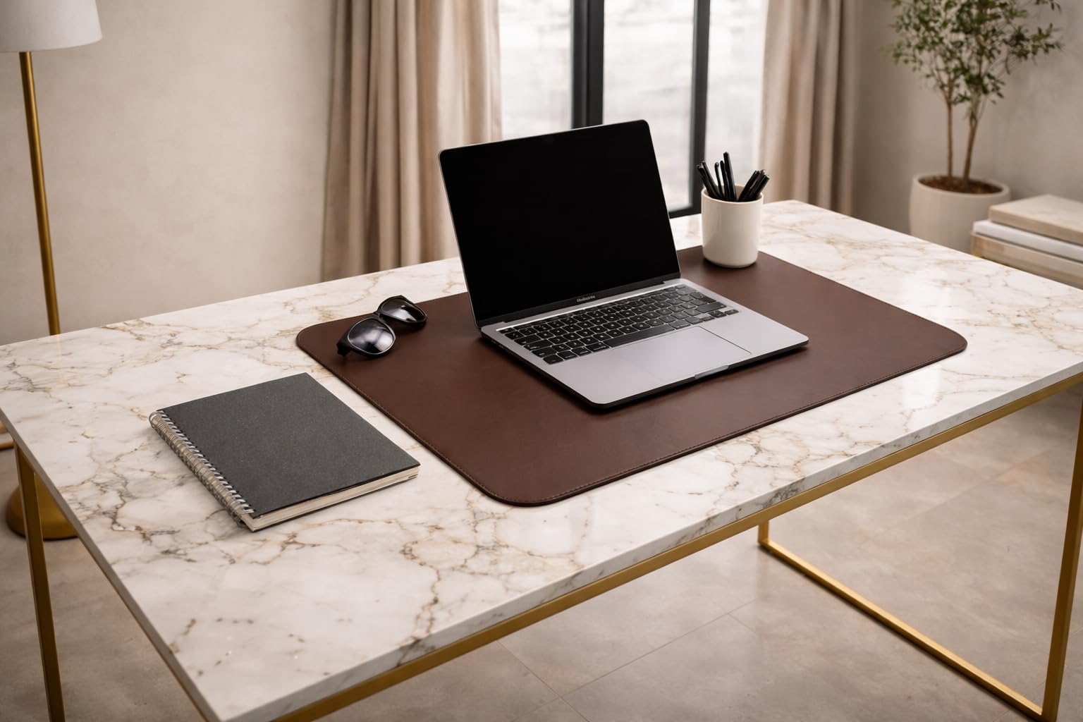 Schreibtischunterlage aus Leder, Personalisierbar mit Textgravur - Firmenlogo — Handgefertigte Deskmat mit Rückseite aus Naturkork — Made in Italy [60x40 cm, 80x40 cm] (Schokoladenbraun, 80x40 cm)