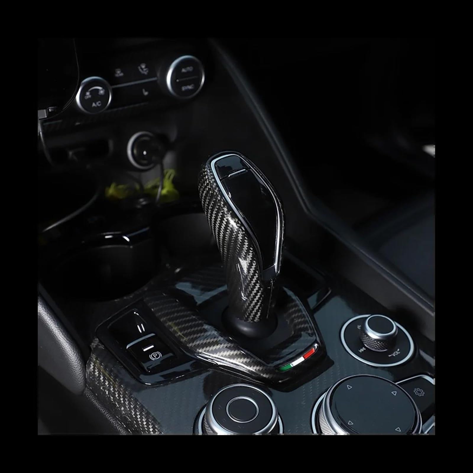SANDNE Schaltknauf -Zierabdeckung aus Trockencarbon für Alfa Romeo Giulia/Stelvio (2020–2021)