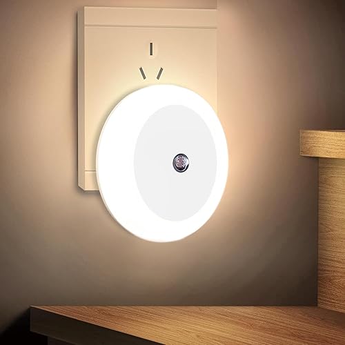 Bornelet Paquete de 4 lámparas de noche LED con sensor de luz, luces nocturnas enchufables a la pared, luces de pared blancas frías, luz nocturna
