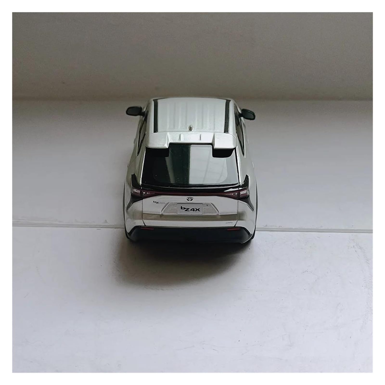 Metallo Scala Replica 1:30 Per Alloy Bz4x Pure Electric Suv Car Model Die-cast Static Home Decor Collection Hobby Veicoli Giochi Set