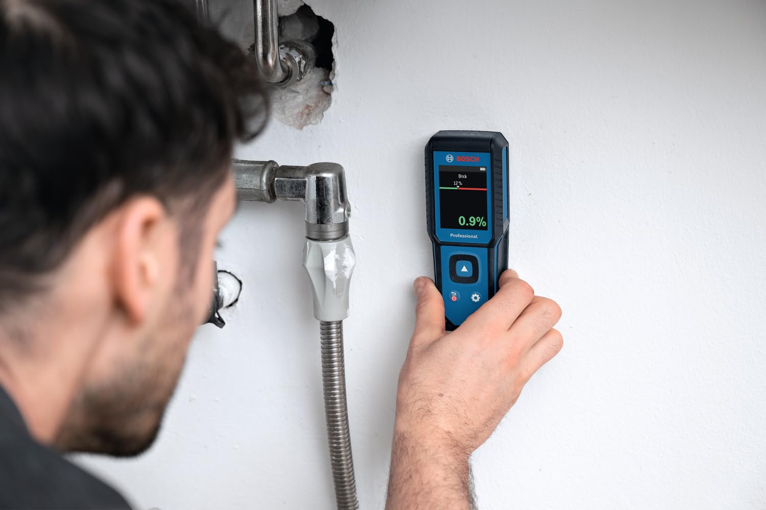 Bosch Professional Feuchtemessgerät GMM 1-15 (nicht-invasiv, misst 37 Holzarten und 10 Baustoffe, Schutzklasse IP 65, 2x AA-Batterie, Tasche)