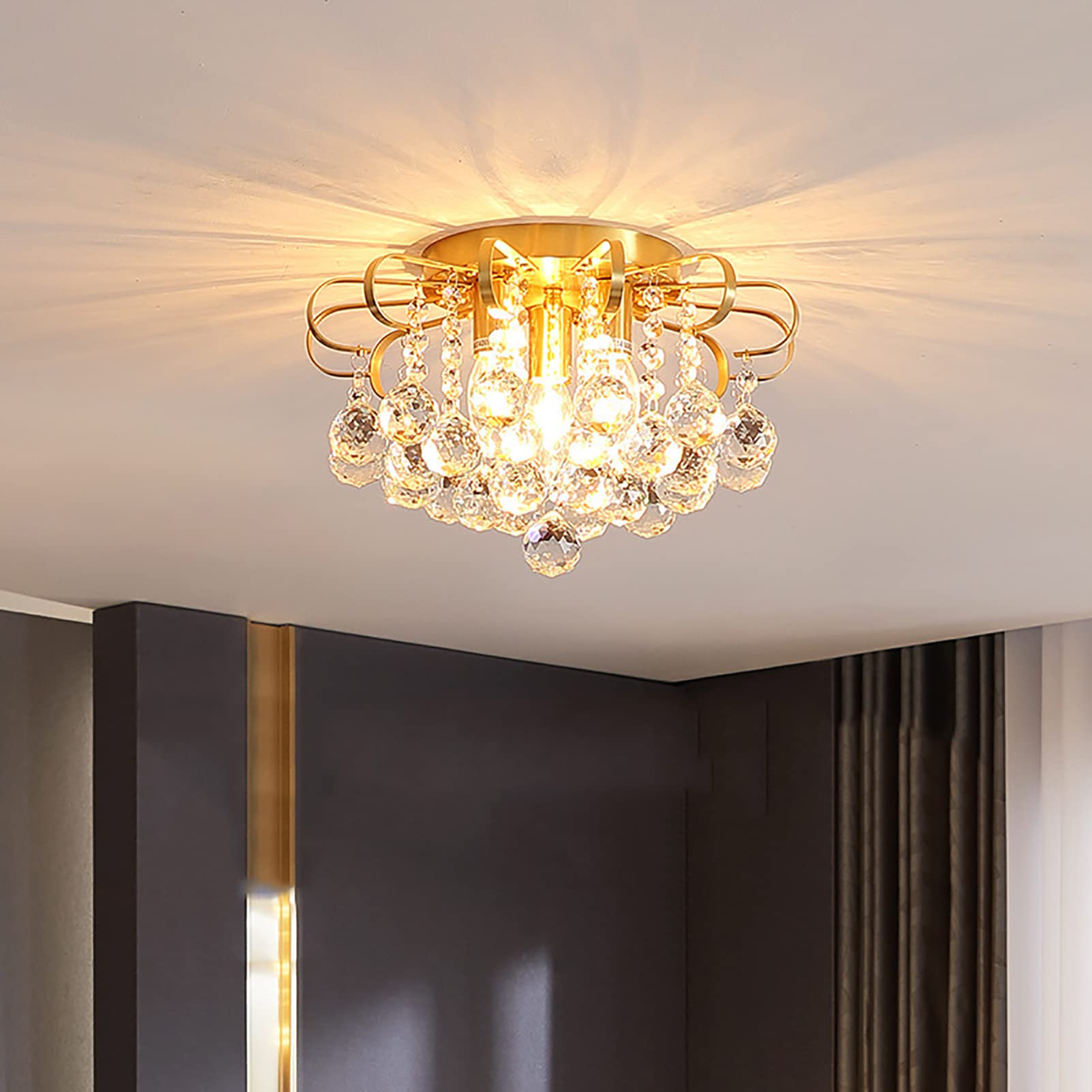 Luminaire de luxe doré lustre moderne en cristal pour illuminer un salon chaleureux