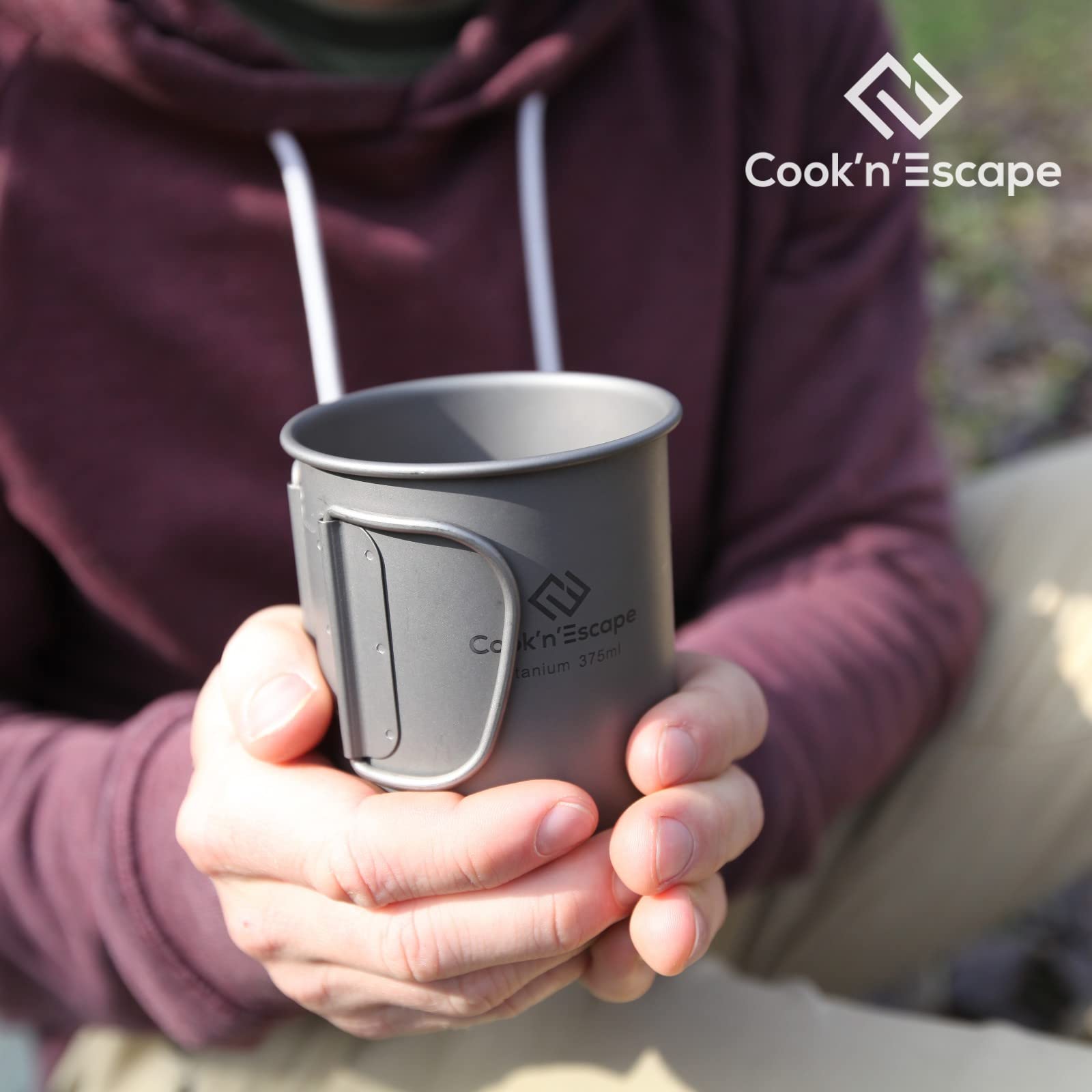 COOK'N'ESCAPE Tasse en Titane – Tasse de Camping Ultra-légère avec Couvercle et poignée Pliable, suspendable, Robuste et résistante à la Chaleur, idéale pour Camping, randonnée et Pique-Nique Outdoor