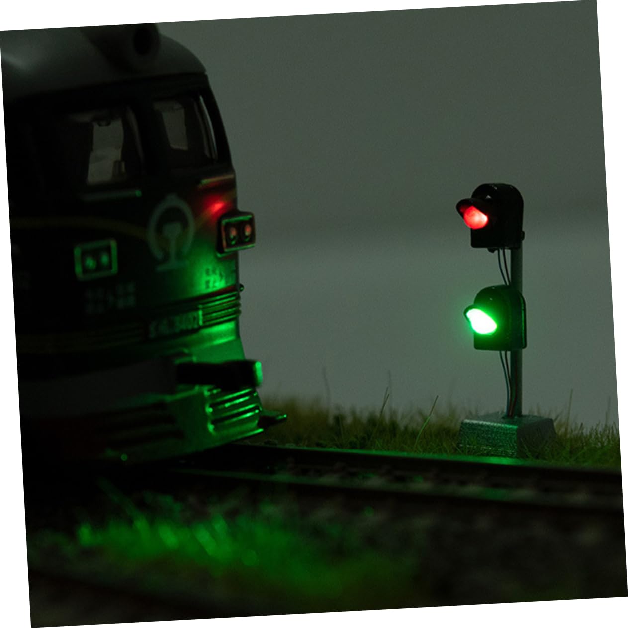 OSALADI 2pcs Miniature Train Accessory Indicator Light Models for DIY Scenery
