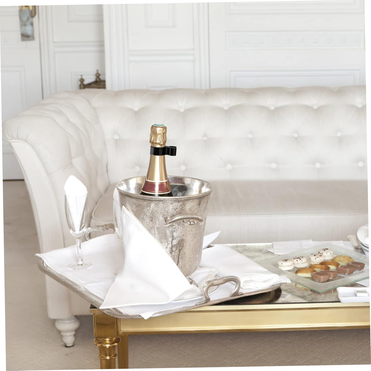 SECFOU 100pcs Single Bottle Holder Clips for Cake Candles Portable and Lightweight Clips for Bottles and Party Use Candle Holders for Events