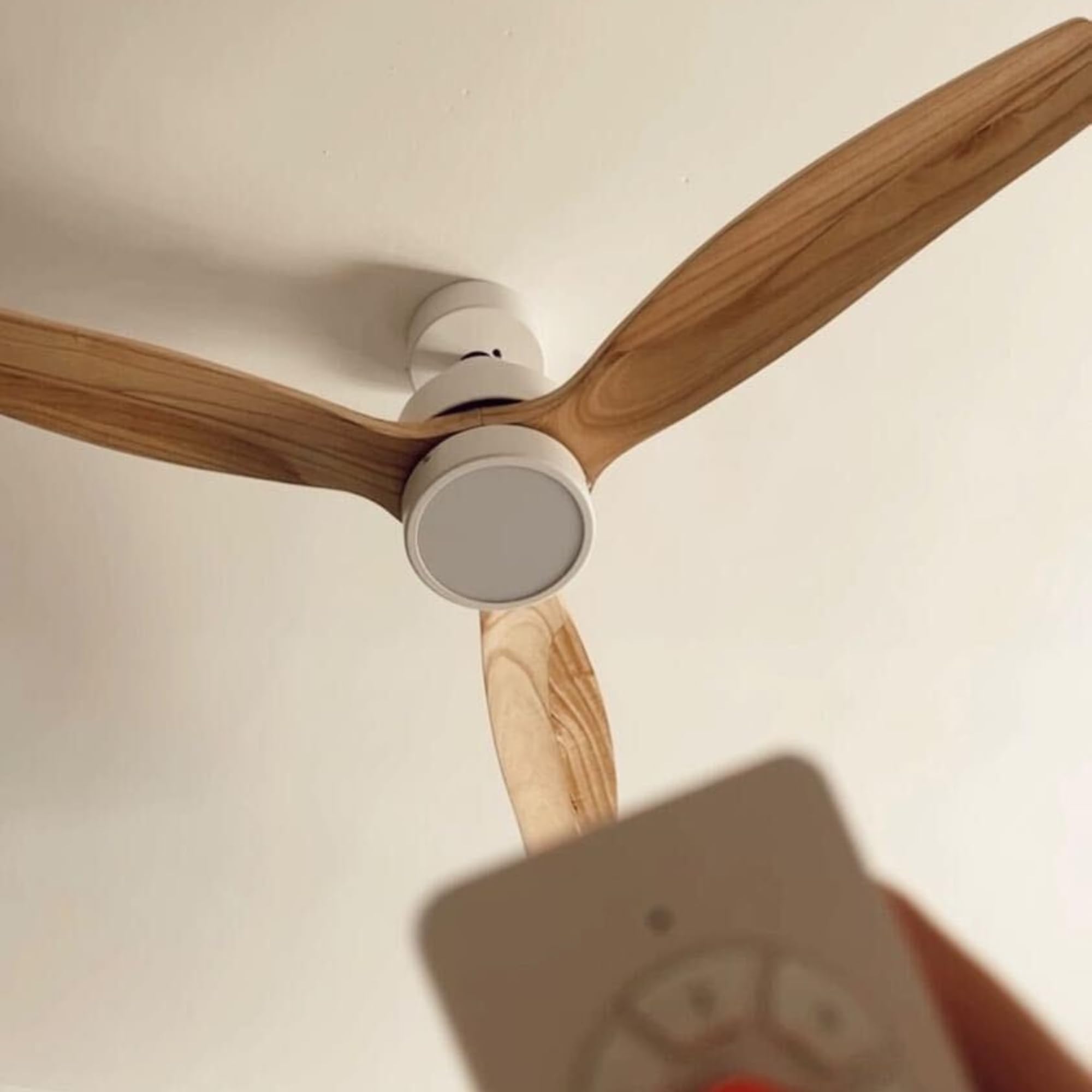 Mellerware - Ventilateur de plafond avec télécommande Brizy! Bright 45W | Lampe puissante | Ultra silencieux | 3 lames | Diamètre 132cm | 6 vitesses | Refroidissement + LED intégrée | Bois clair