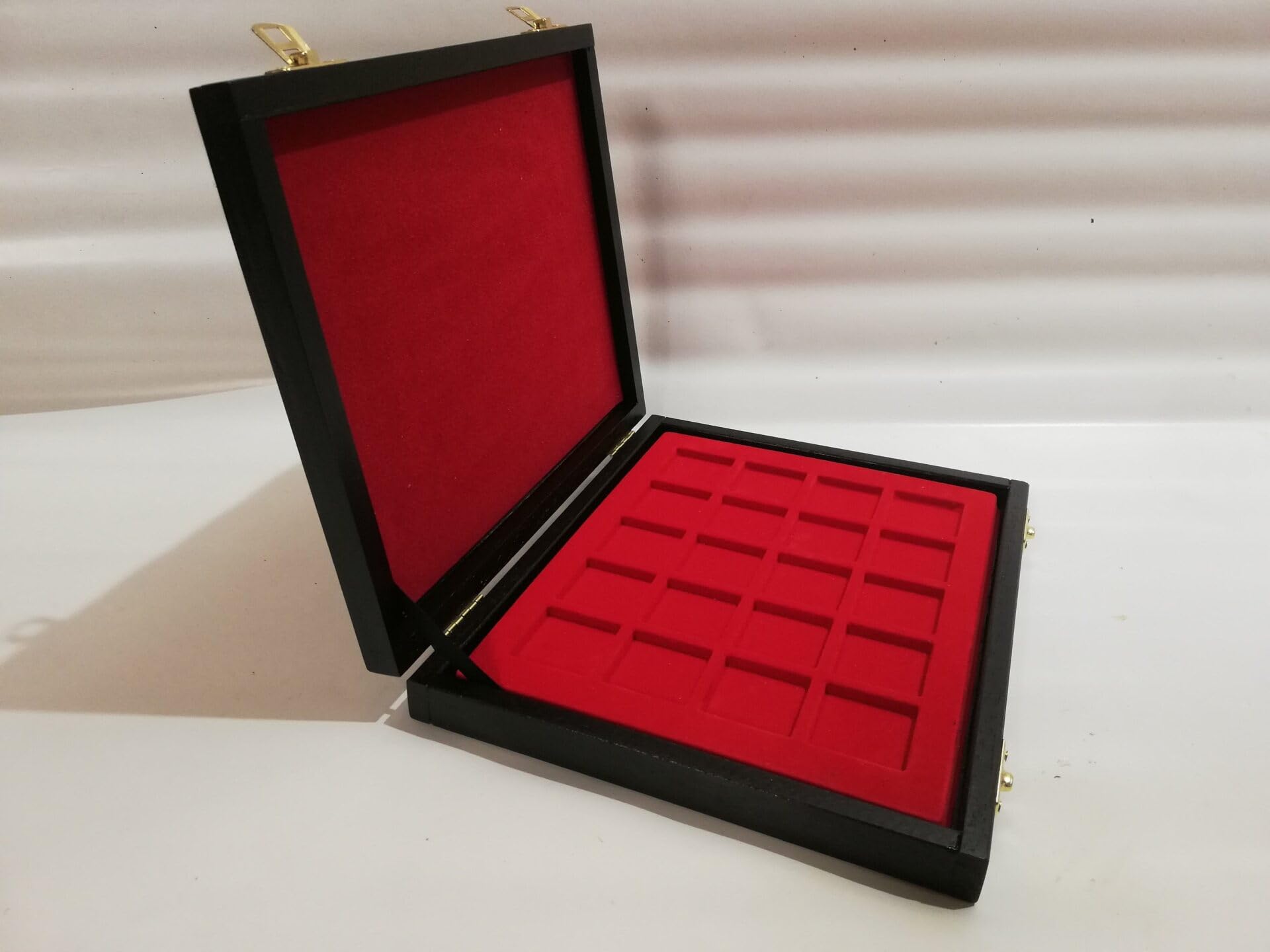Caja de Madera Personalizada para Monedas y Medallas – Estuche Expositor Grabado a Medida para Coleccionistas, Hecho a Mano en Italia