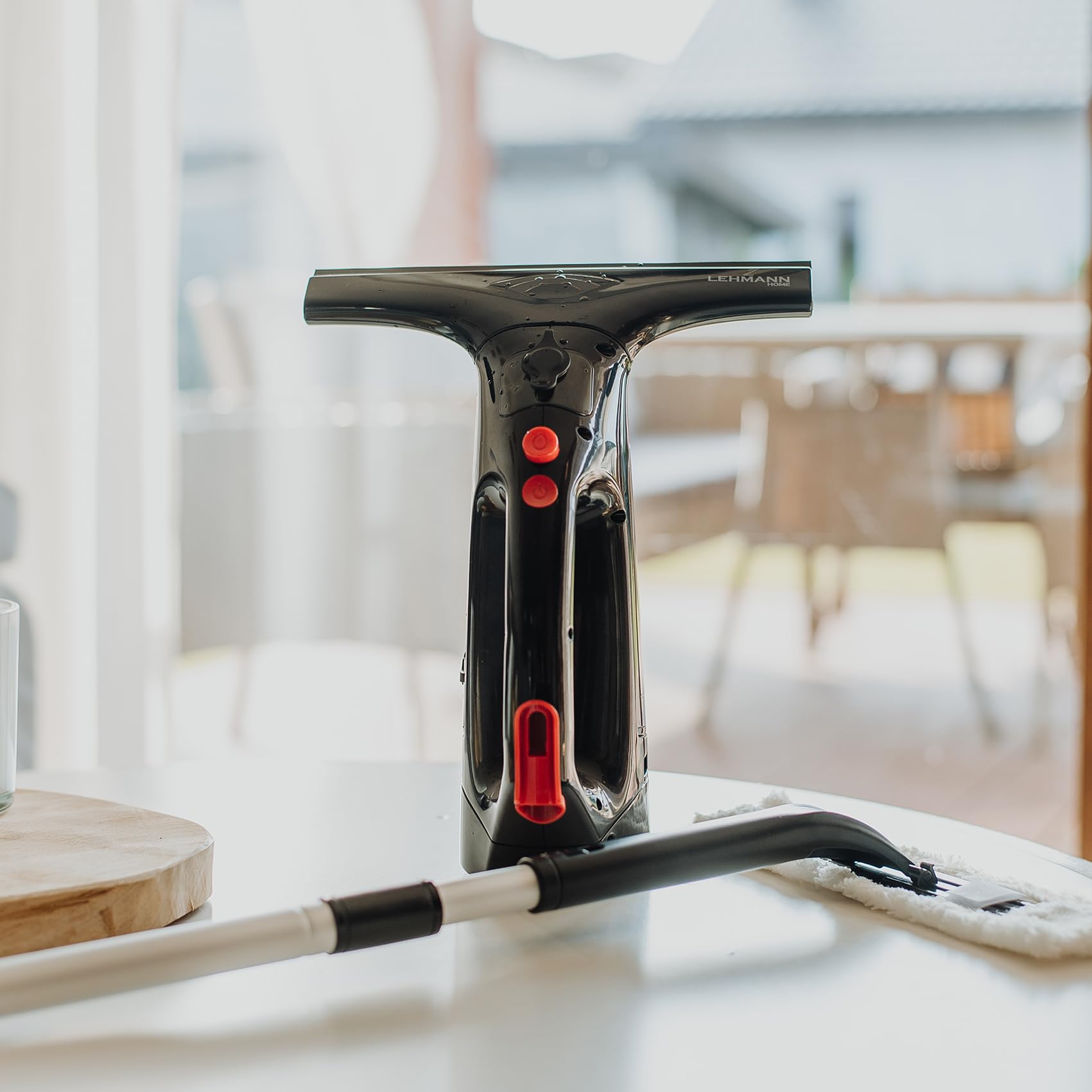 LEHMANN Lavavetri Elettrico con Gomma Extra Sostituibile, Aspiragocce a Batteria 25 cm, Pulisci Vetri con Spray Integrato, Lancia Telescopica & Panno in Microfibra