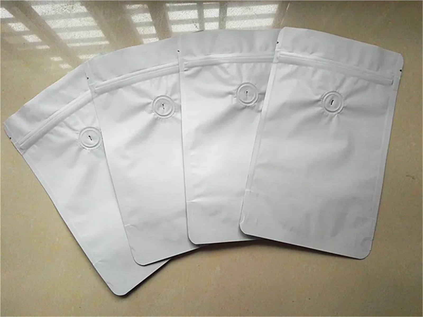 Torebki na kawę z zaworem 50 szt. Matowe, czarne, białe, stojące, zamykane zamek torby folii aluminiowej do przechowywania ziaren kawy(Matt White,180x290mm (500g))